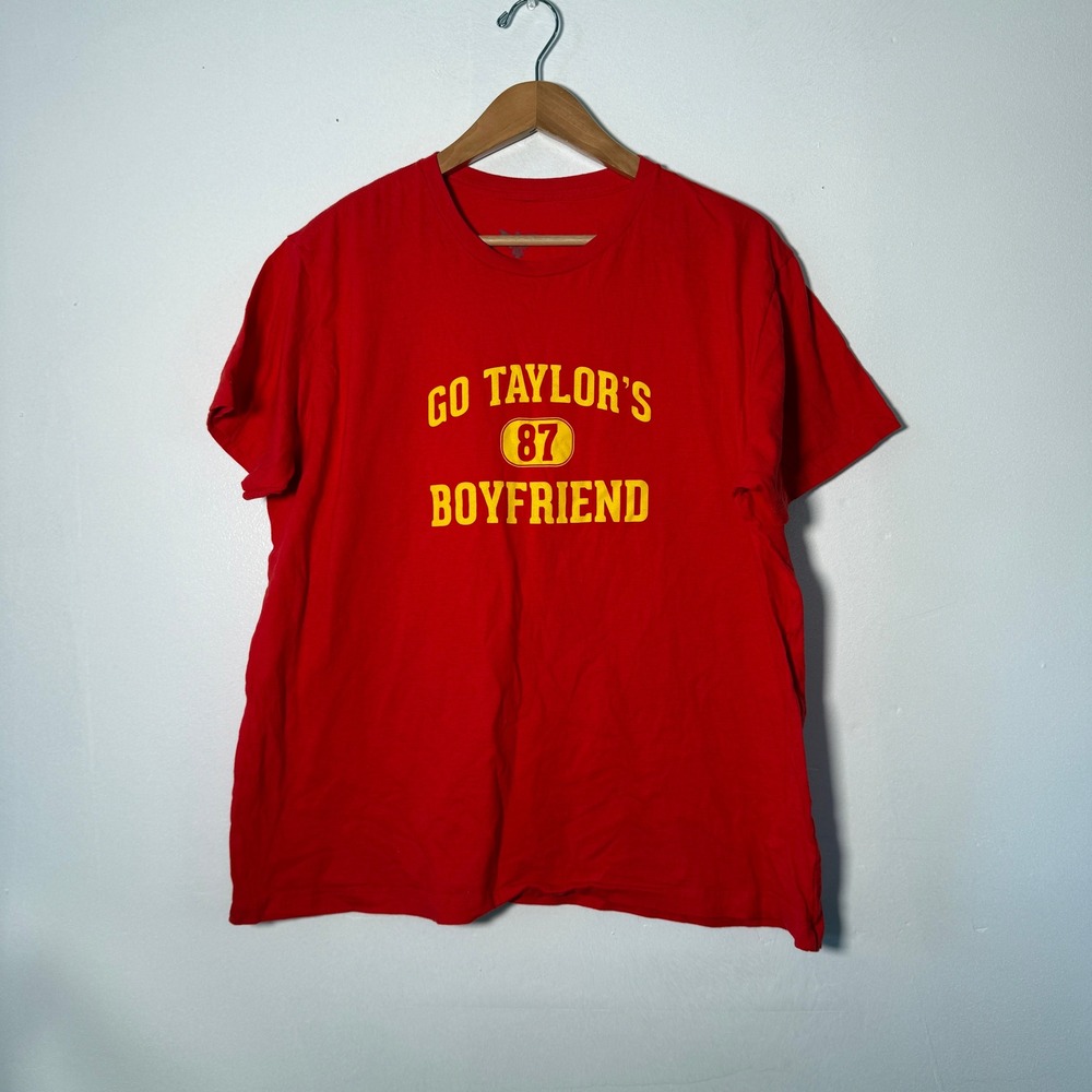 Go Taylor's 87 Boyfriend Red Graphic T-Shirt Short Sleeve Crewneck 2XL